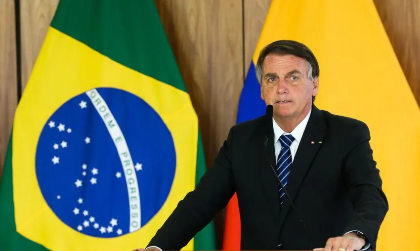 Bolsonaro assina decreto que cria verbas para Auxílio Brasil de R$ 400