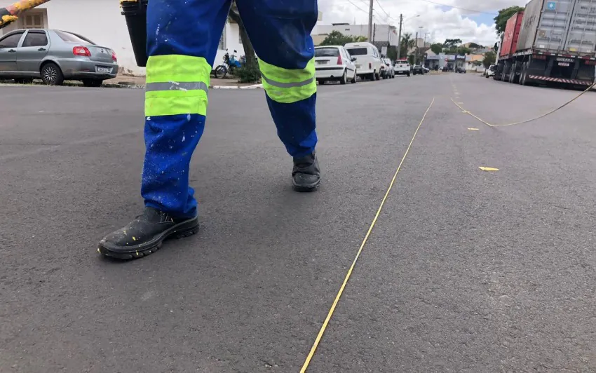 Ciclovia da Prainha e vias asfaltadas começam a receber pintura em Camaquã