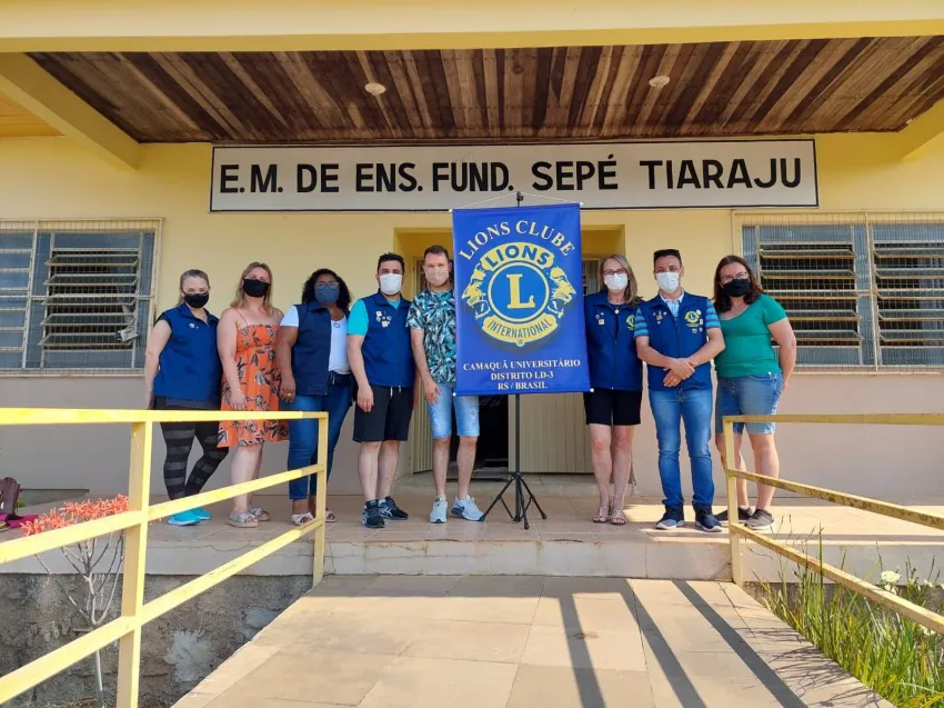 Lions Clube Universitário distribui kits de higiene bucal para 200 alunos de escola municipal