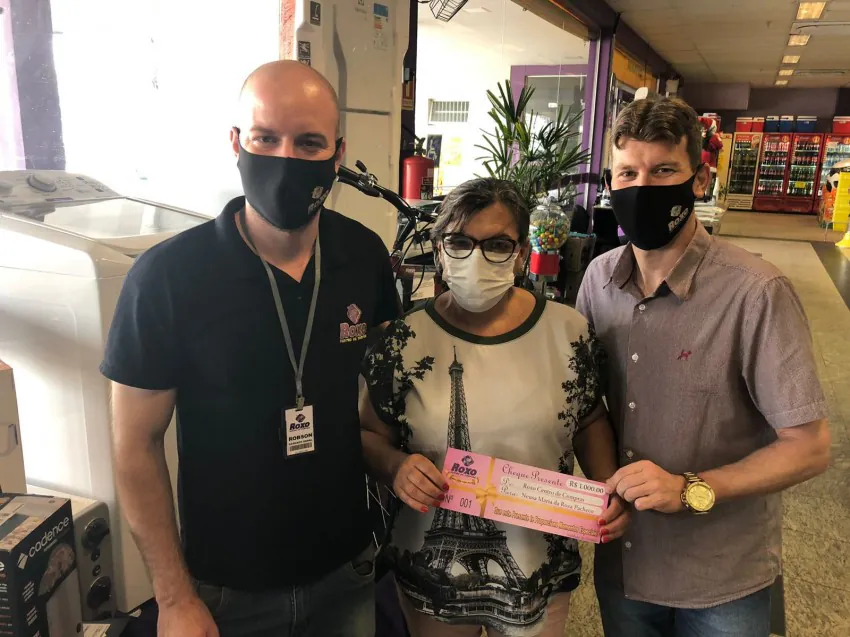 Dia de sorte! Ganhadora de promoção do Roxo Centro de Compras retira prêmios nesta sexta-feira (17)