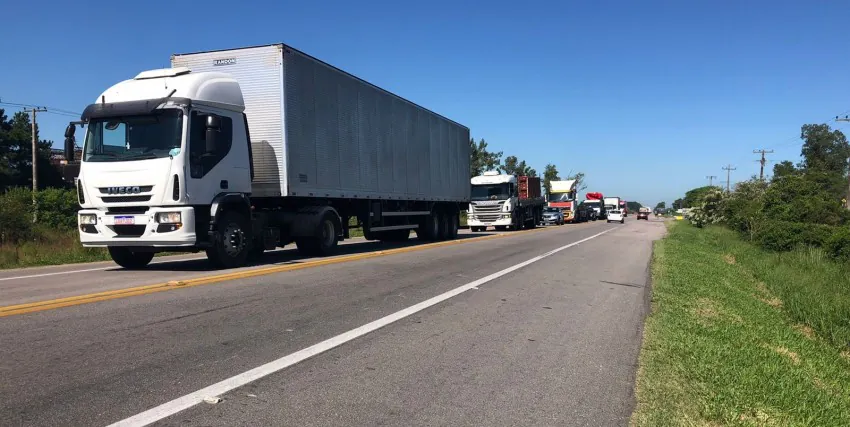 Motoristas enfrentam interrupções da BR 116 em Camaquã
