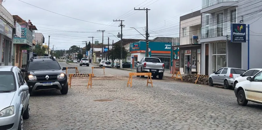 Buraco deixado pela Corsan causa transtornos na Capitão Adolfo Castro em Camaquã
