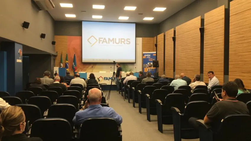 Prefeitos discutem soluções para estiagem em reunião extraordinária na Famurs