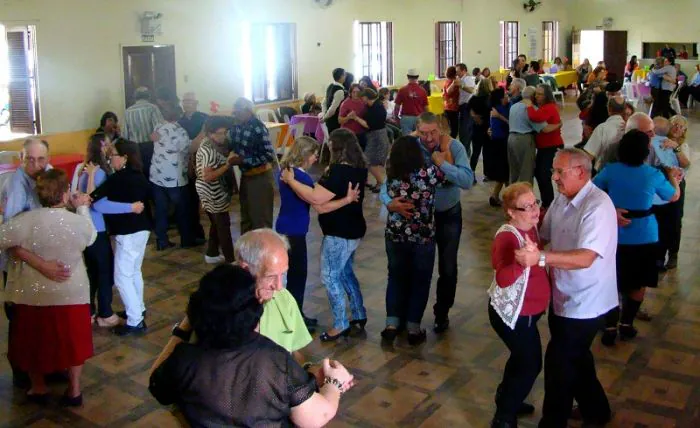 Projeto Conviver realiza baile em homenagem ao dia Nacional do Idoso