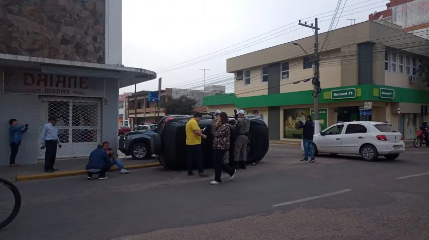 Vídeo: camionete tomba e outra fica sobre a calçada em colisão no centro de Camaquã