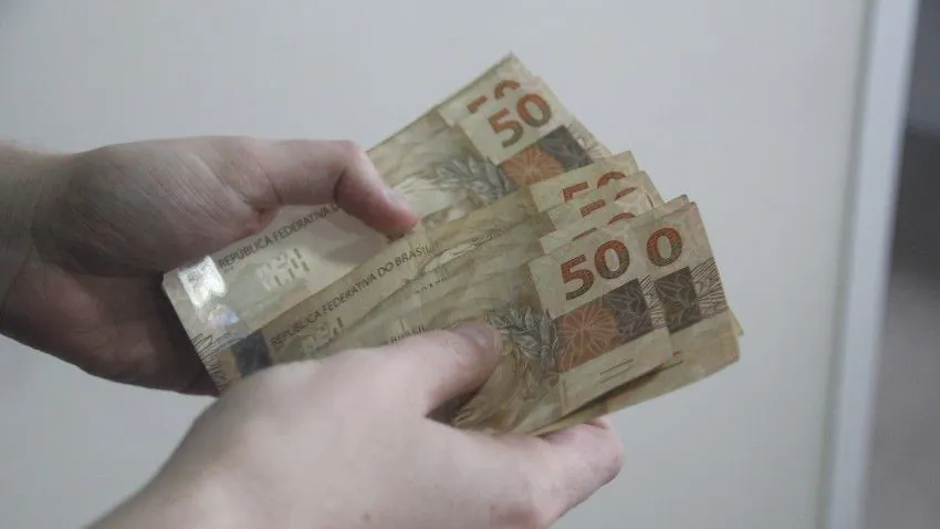Auxílio emergencial de R$ 3 mil: Governo inicia entrega do benefício com cartão