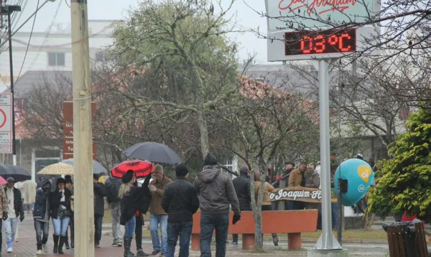 Forte frio e ventos deixam 230 mil pessoas sem energia elétrica no RS