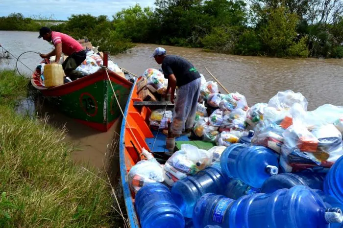 Defesa Civil entrega alimentos aos moradores da Ilha Santo Antônio