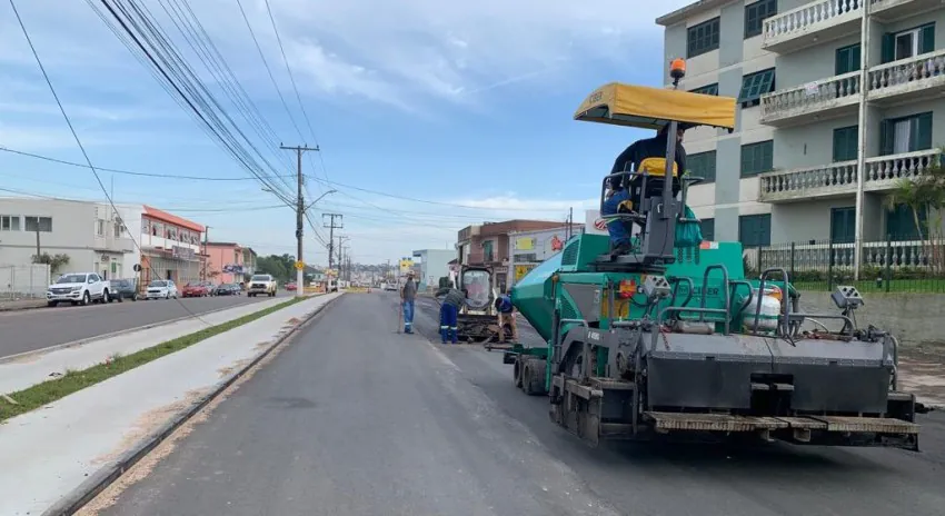 Obra asfáltica é retomada na Avenida José Loureiro da Silva em Camaquã