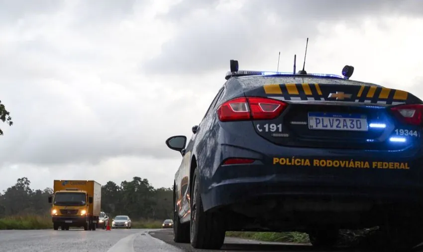Caminhoneiro acaba detido após dirigir 18 horas em um dia em estrada do RS