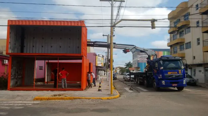 Instalação de contêineres chama atenção no Centro de Camaquã