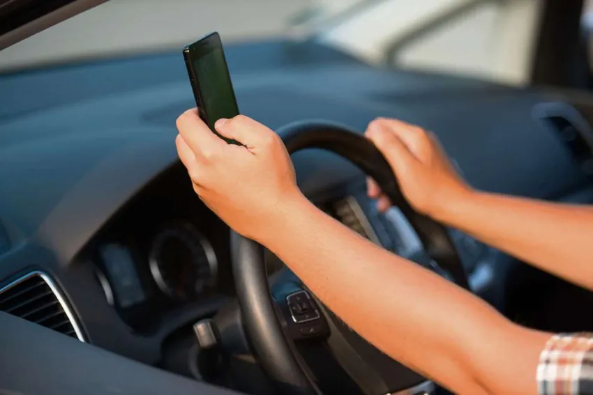 Usar celular ao volante é a terceira causa de morte no trânsito