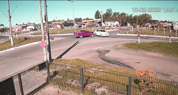 Vídeo: camionete não para e ocasiona acidente na BR-116 em Camaquã