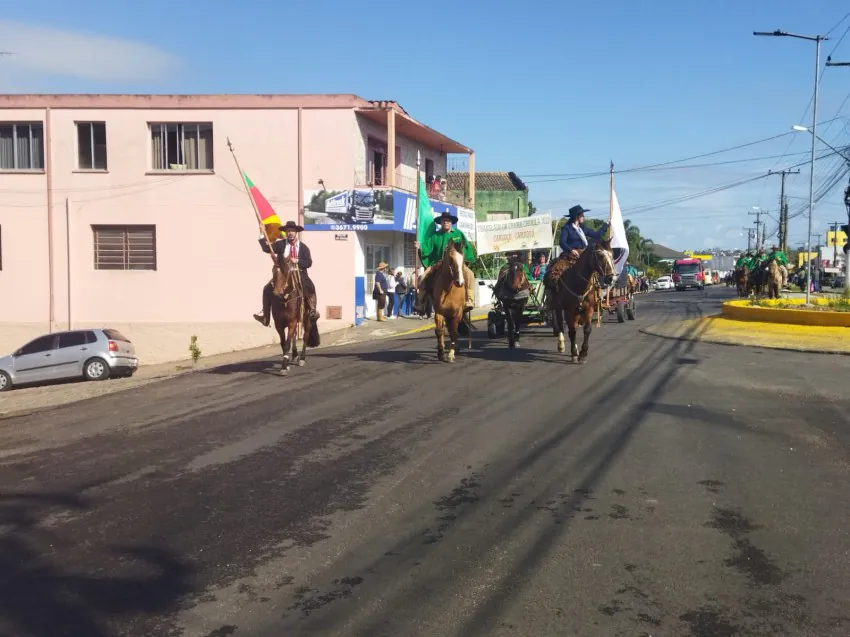 Vídeo: tradicional desfile de 20 de setembro encerra a Semana Farroupilha em Camaquã