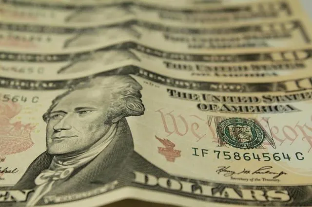 Dólar despenca mais de 2% e fecha cotado a R$ 3,77