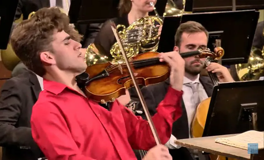 Brasileiro de 17 anos é considerado o melhor violonista do mundo