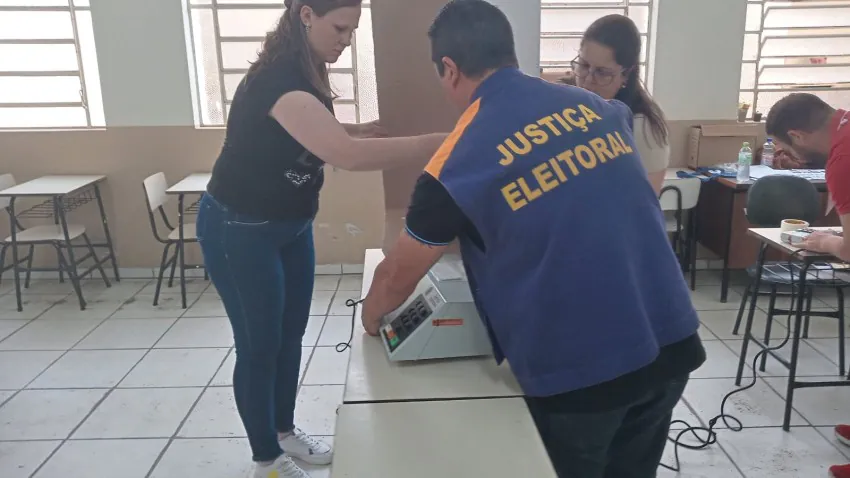 Vídeo: urnas eletrônicas apresentam problemas e precisam ser substituídas em Camaquã