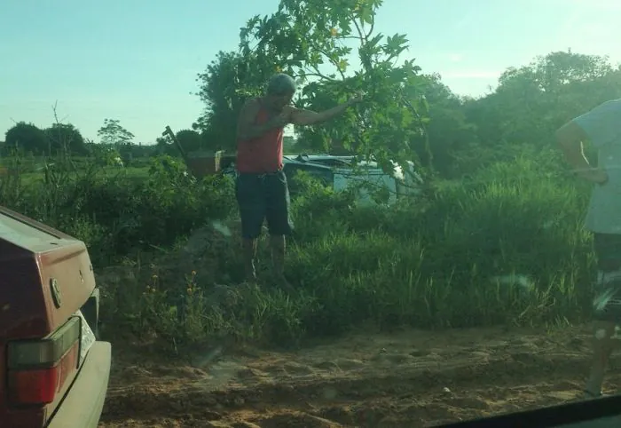 Carro capota na estrada da Barragem
