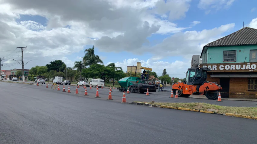 Vídeo: seguem as obras de asfalto em Camaquã