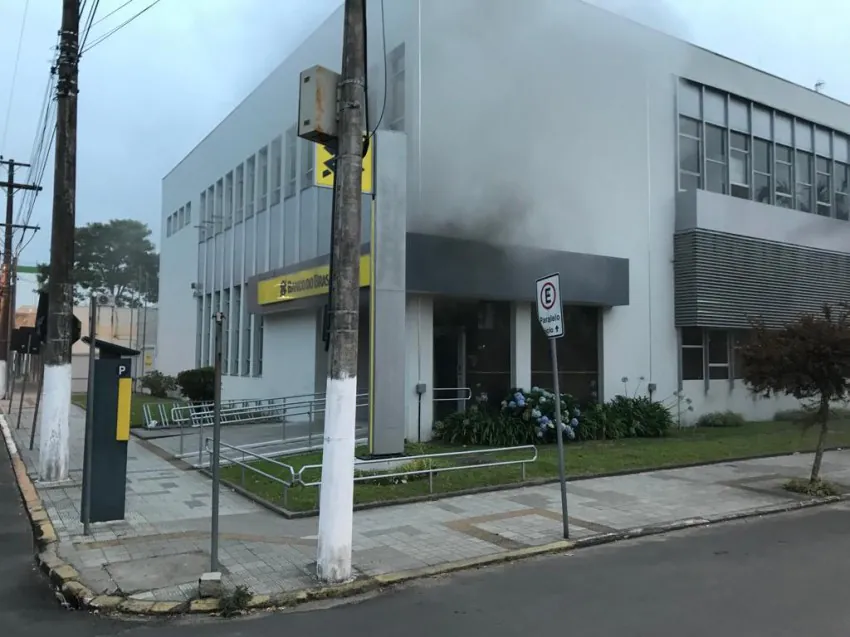 Perícia aponta que incêndio em banco foi causado por líquido inflamável
