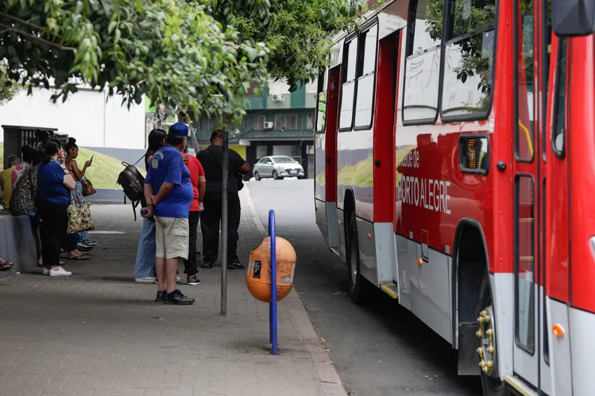 Após novo decreto, passageiros reclamam de demora em embarque nos ônibus da capital