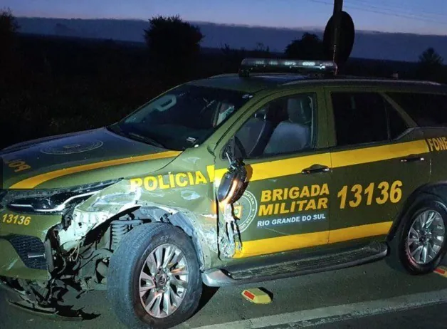 Motorista embriagado colide em viatura da Brigada Militar na BR-392