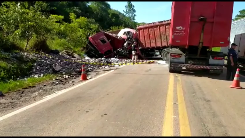 Colisão entre caminhões deixa dois mortos em Rio Pardo