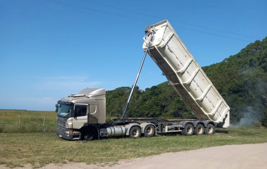 Motorista fica ferido após caçamba bater em rede elétrica em Tapes