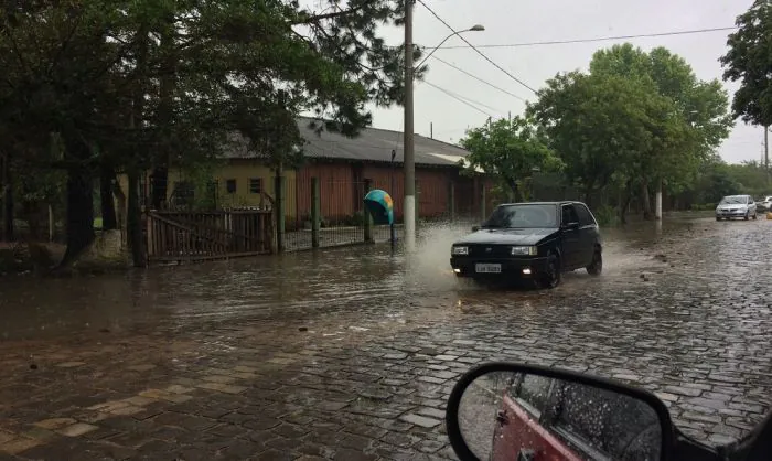 Sexta-feira será de chuva com aberturas de sol