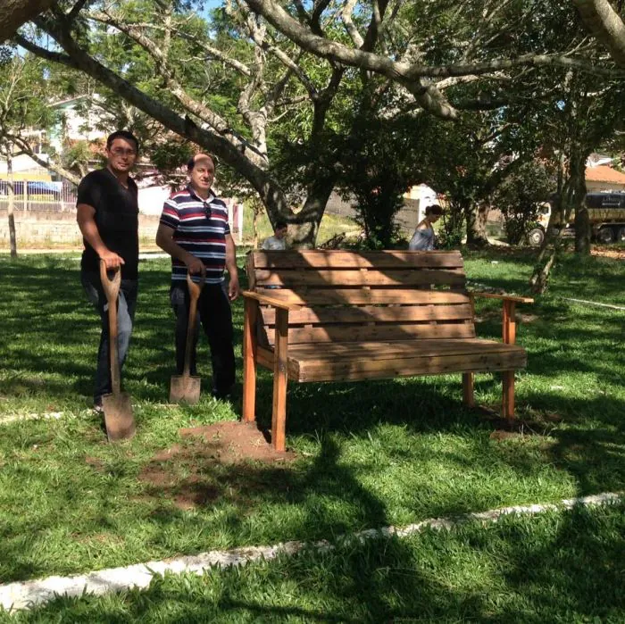 Praça do bairro Floresta recebe iluminação natalina e bancos novos