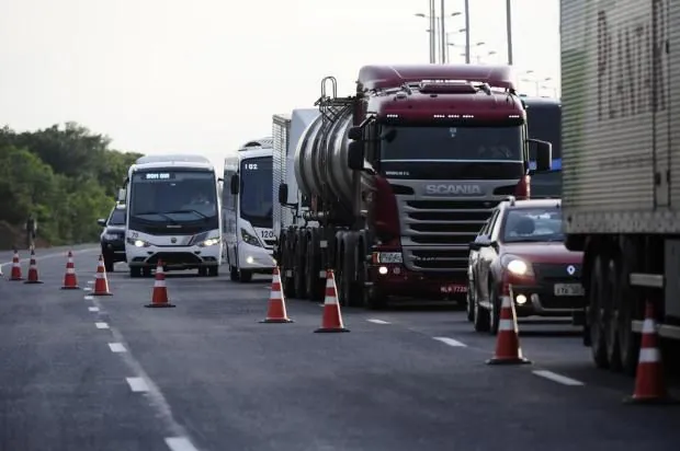 Tráfego de caminhões é restringido nas rodovias em feriados pela PRF
