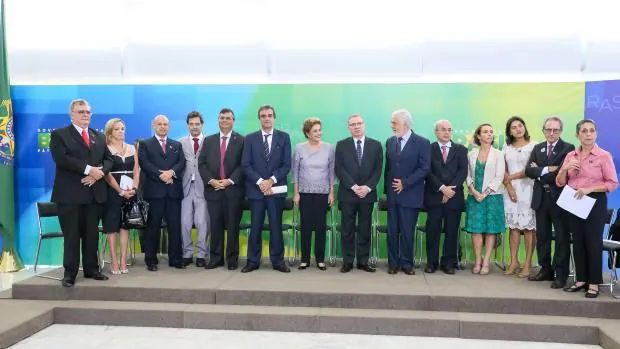 Dilma diz que golpe está em curso e que jamais renuncia