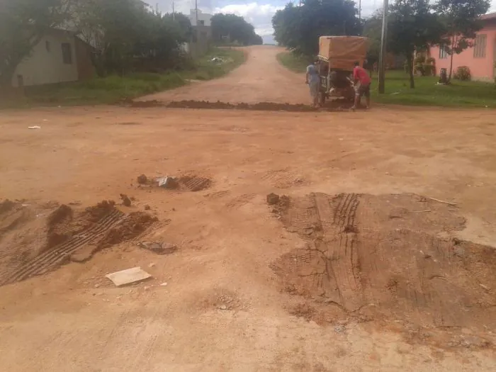 Voluntários tapam buracos no bairro Dona Tereza