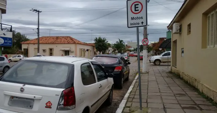 Veículos são flagrados estacionados em local proibido em Camaquã