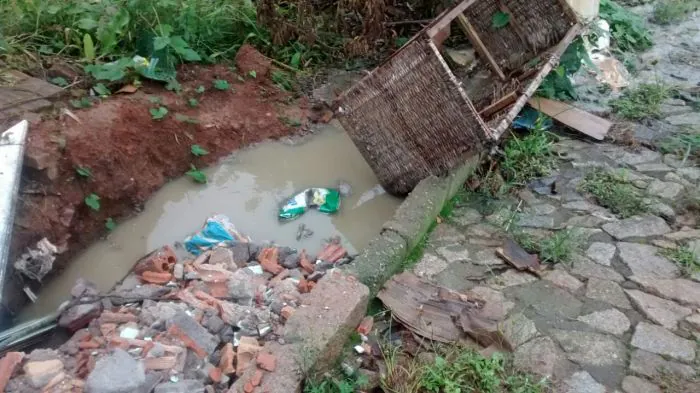 Esgoto a céu aberto incomoda moradores da “Lomba do Presídio”