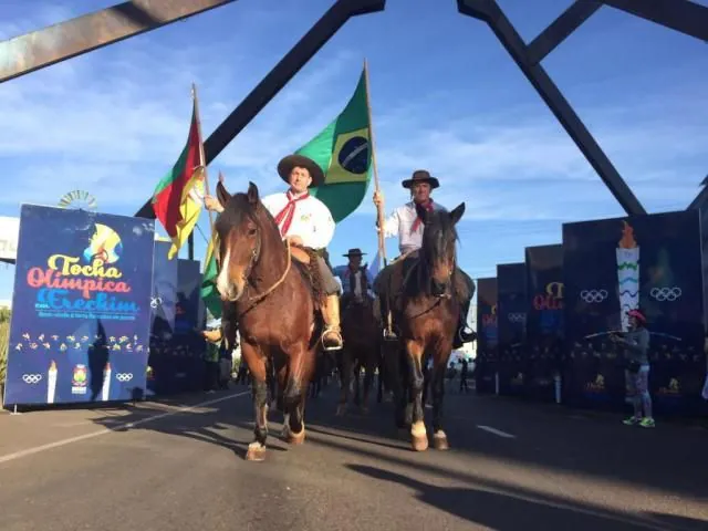Escoltada por cavalarianos, Tocha Olímpica chega ao Estado