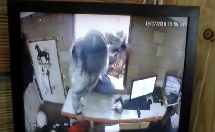 Câmeras de segurança flagram assalto em correspondente bancário em Camaquã