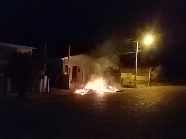 Queima de lixo atinge fios de telefone em Camaquã
