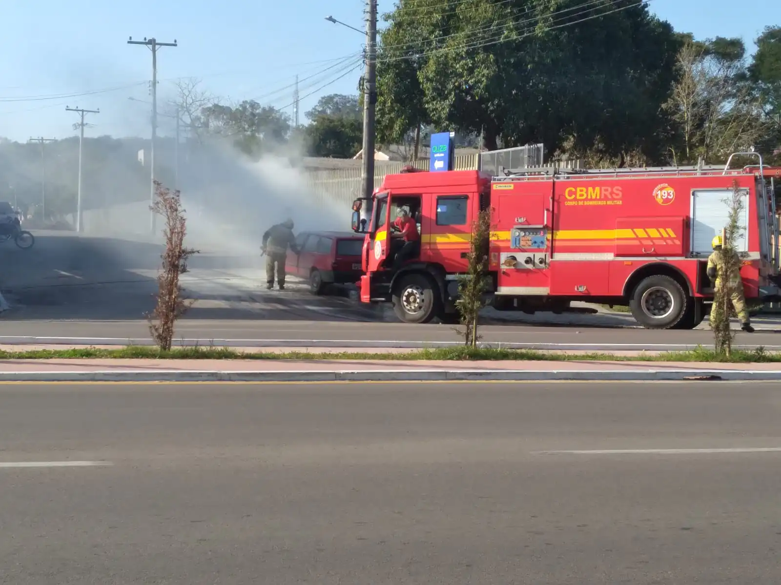 Corpo de Bombeiros atua em princípio de incêndio de veículo em Camaquã