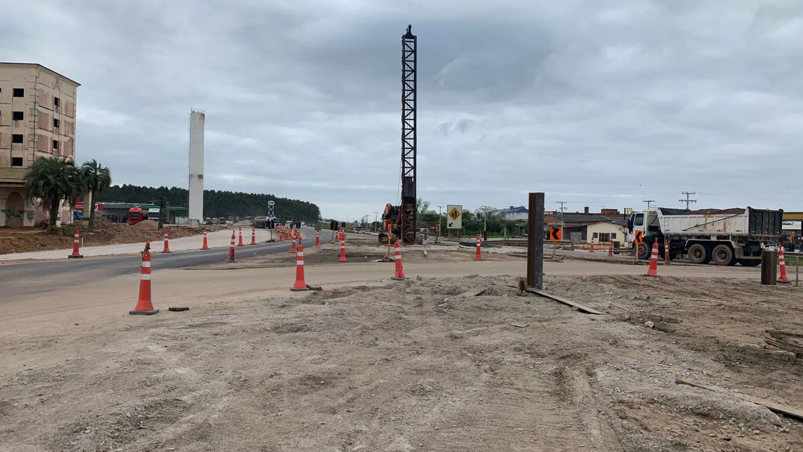 Atenção motoristas: obras continuam no trevo de acesso norte da BR-116 em Camaquã
