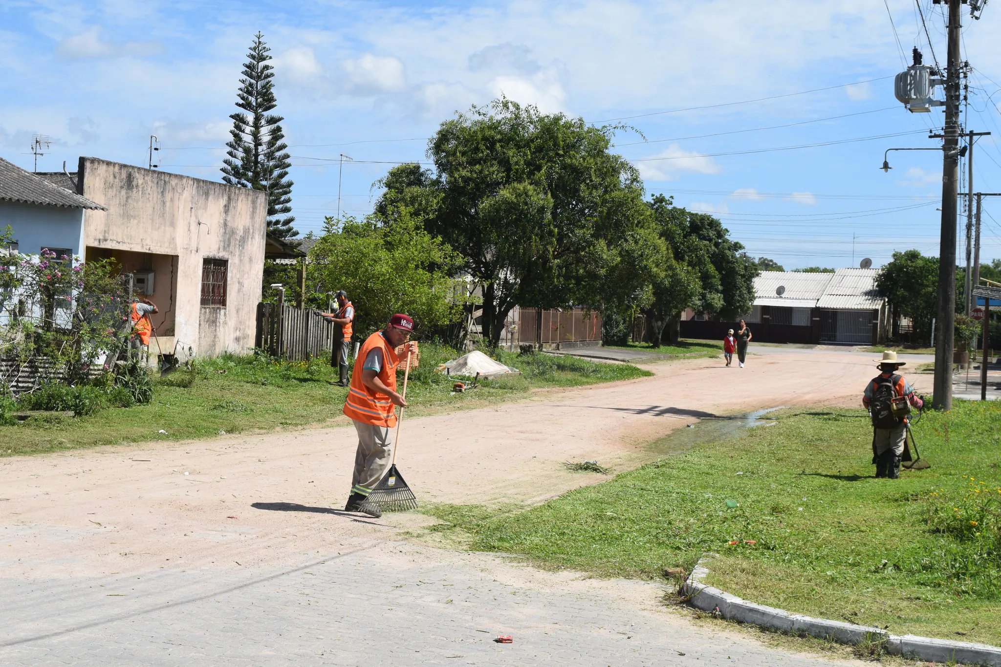 Prefeitura realiza serviços de limpeza e organização em Tapes