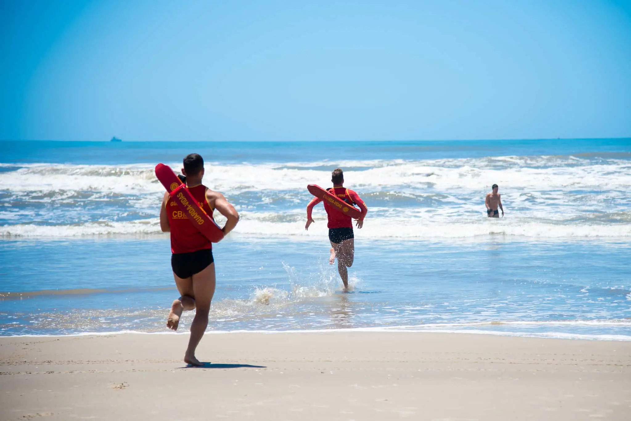 Três jovens se afogam na praia de Tramandaí