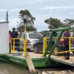 Travessia de balsa mantém fluxo entre Caramuru e centro de Arambaré durante obras da Ponte João Goulart