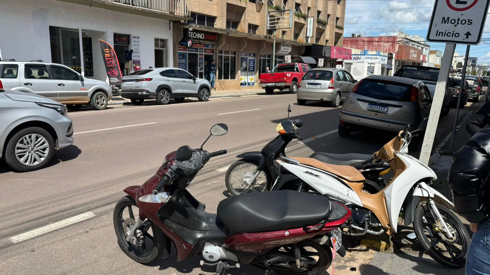 Motorista perde controle de veículo, bate em três motos e um carro em Camaquã 