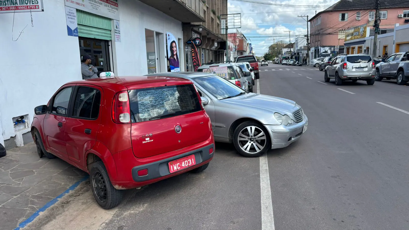 Motorista perde controle de veículo, bate em três motos e um carro em Camaquã. Foto: Rodrigo Vicente | Acústica FM