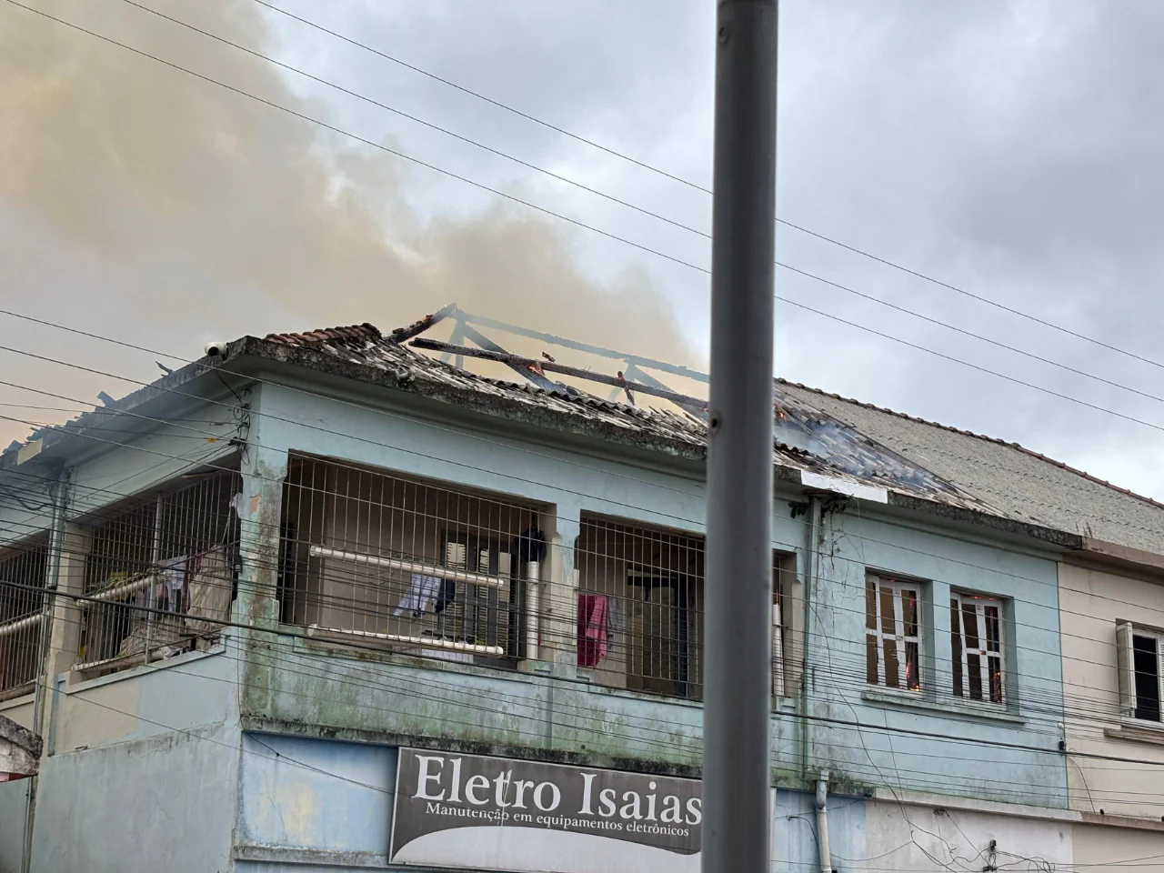 Incêndio atinge prédio no centro de Camaquã. Foto: Eduardo Vicente | Acústica FM