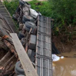 Ponte cede e caminhão cai no Banhado do Colégio