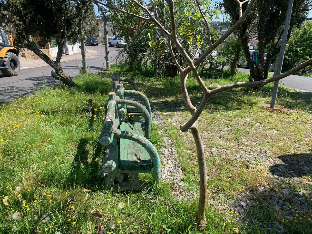 Moradores pedem limpeza da Praça da Santa Cruz em Camaquã