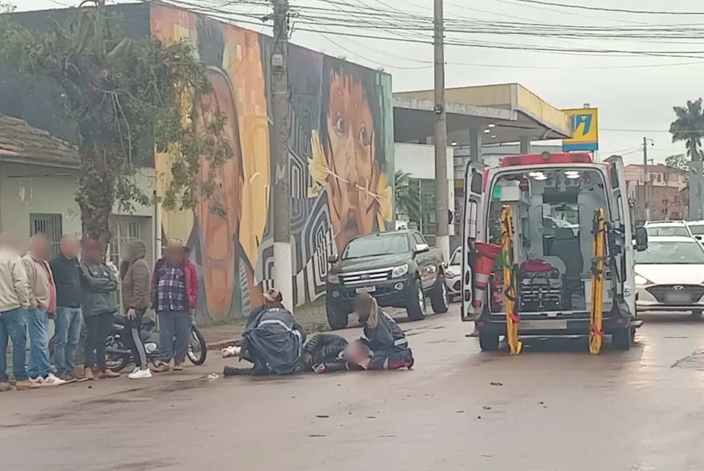 Homem fica ferido após colisão entre carro e moto em Camaquã