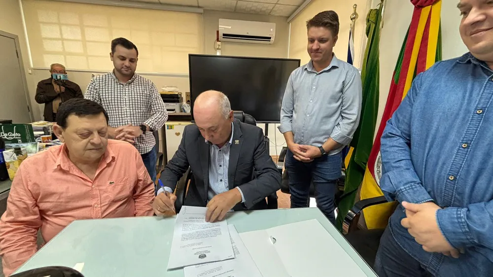 Dom Feliciano assina convênio com Camaquã para obra asfáltica